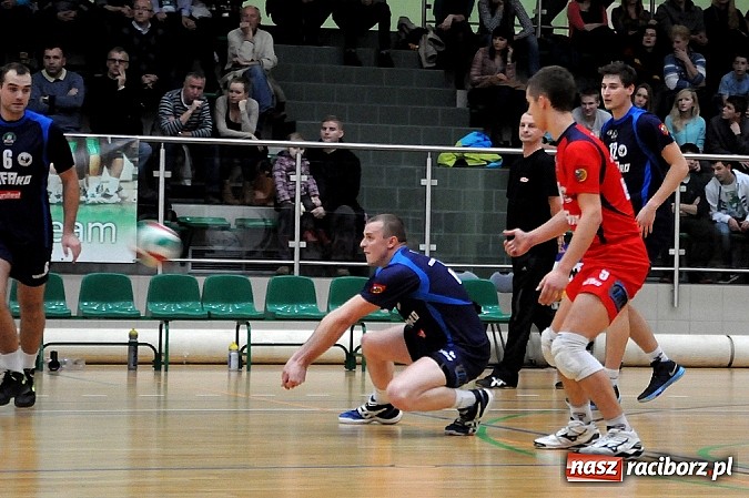 Zdjęcie w galerii na portalu naszraciborz.pl: Klapa przy Łąkowej. AZS przegrał z Juvenią wiadomości z regionu