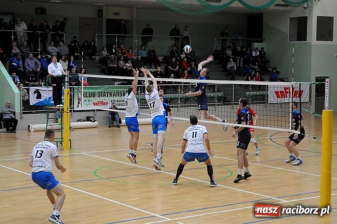 Zdjęcie w galerii na portalu naszraciborz.pl: Klapa przy Łąkowej. AZS przegrał z Juvenią wiadomości z regionu