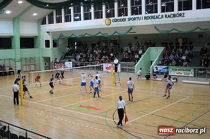 Zdjęcie w galerii na portalu naszraciborz.pl: Klapa przy Łąkowej. AZS przegrał z Juvenią wiadomości z regionu