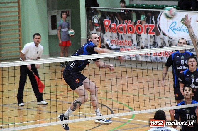 Zdjęcie w galerii na portalu naszraciborz.pl: Klapa przy Łąkowej. AZS przegrał z Juvenią wiadomości z regionu