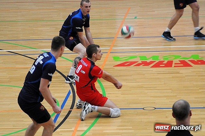 Zdjęcie w galerii na portalu naszraciborz.pl: Klapa przy Łąkowej. AZS przegrał z Juvenią wiadomości z regionu