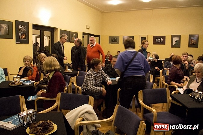 Zdjęcie w galerii na portalu naszraciborz.pl: W Strzesze promowano nowy Almanach wiadomości z regionu