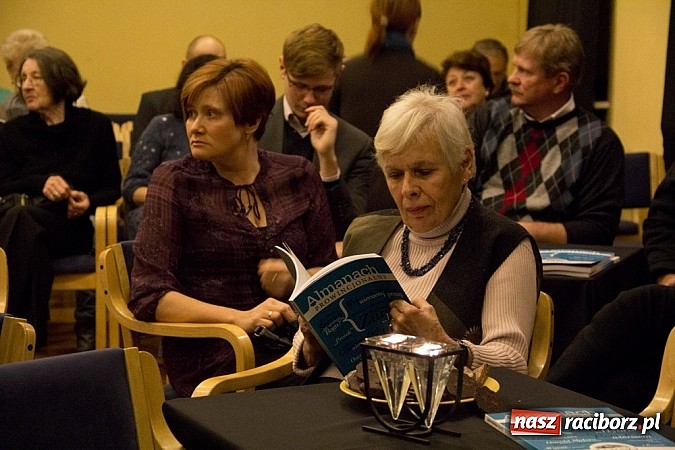 Zdjęcie w galerii na portalu naszraciborz.pl: W Strzesze promowano nowy Almanach wiadomości z regionu