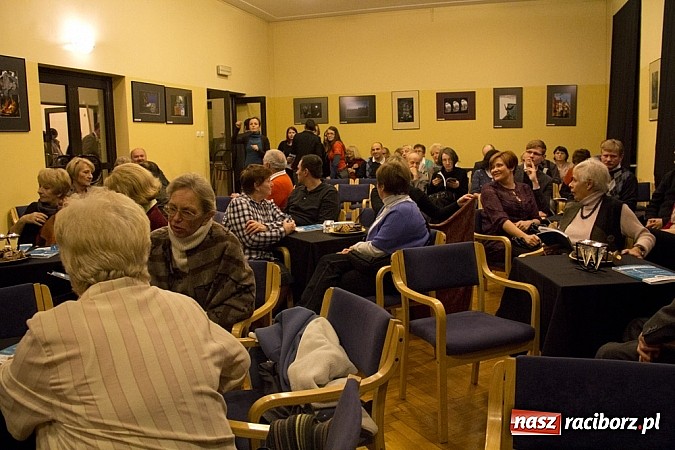 Zdjęcie w galerii na portalu naszraciborz.pl: W Strzesze promowano nowy Almanach wiadomości z regionu