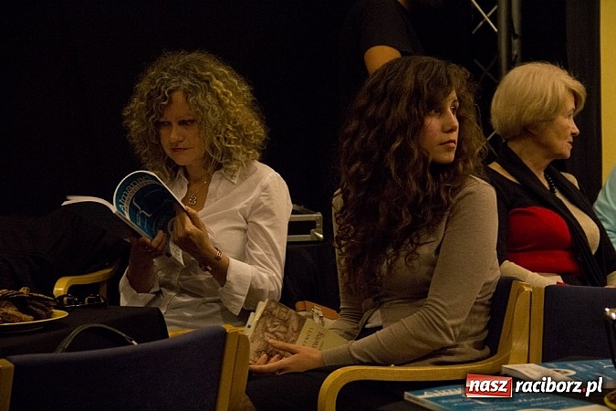 Zdjęcie w galerii na portalu naszraciborz.pl: W Strzesze promowano nowy Almanach wiadomości z regionu