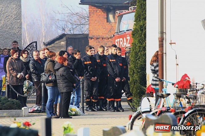 Zdjęcie w galerii na portalu naszraciborz.pl: Ostatnie pożegnanie śp. Mariusza Pendzicha, sołtysa Nędzy i naczelnika OSP wiadomości z regionu