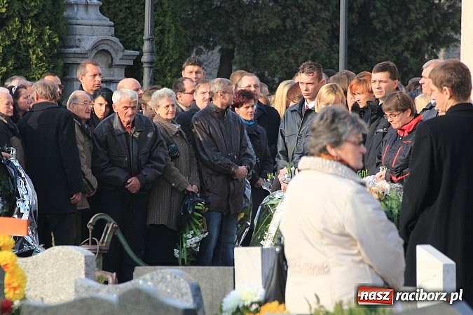 Zdjęcie w galerii na portalu naszraciborz.pl: Ostatnie pożegnanie śp. Mariusza Pendzicha, sołtysa Nędzy i naczelnika OSP wiadomości z regionu