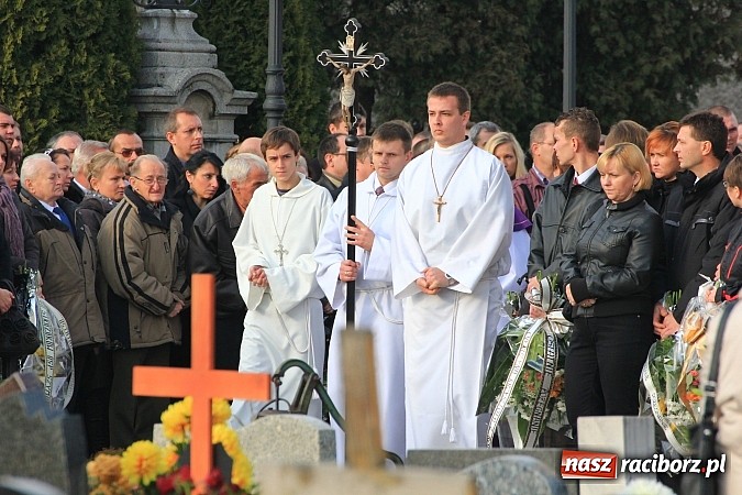 Zdjęcie w galerii na portalu naszraciborz.pl: Ostatnie pożegnanie śp. Mariusza Pendzicha, sołtysa Nędzy i naczelnika OSP wiadomości z regionu