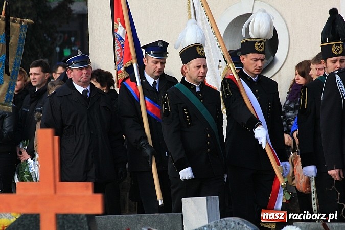 Zdjęcie w galerii na portalu naszraciborz.pl: Ostatnie pożegnanie śp. Mariusza Pendzicha, sołtysa Nędzy i naczelnika OSP wiadomości z regionu