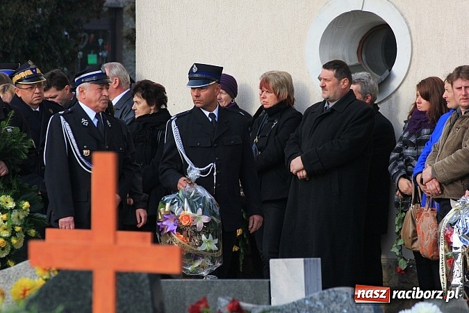 Zdjęcie w galerii na portalu naszraciborz.pl: Ostatnie pożegnanie śp. Mariusza Pendzicha, sołtysa Nędzy i naczelnika OSP wiadomości z regionu