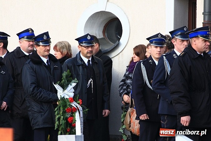 Zdjęcie w galerii na portalu naszraciborz.pl: Ostatnie pożegnanie śp. Mariusza Pendzicha, sołtysa Nędzy i naczelnika OSP wiadomości z regionu