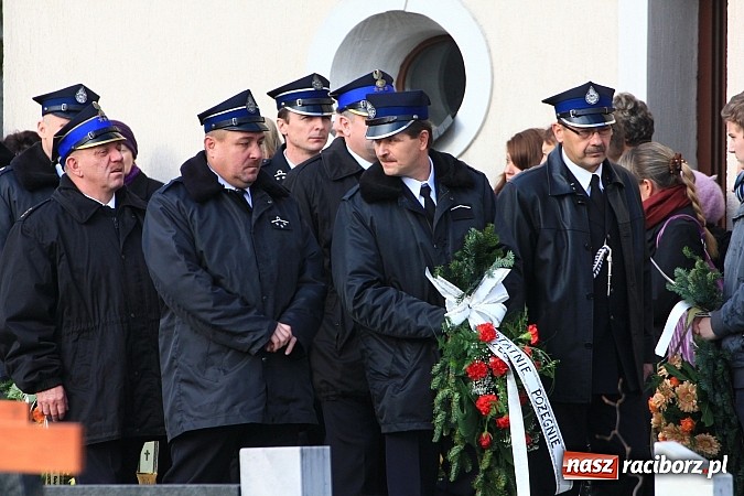 Zdjęcie w galerii na portalu naszraciborz.pl: Ostatnie pożegnanie śp. Mariusza Pendzicha, sołtysa Nędzy i naczelnika OSP wiadomości z regionu
