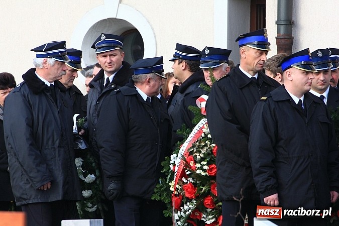 Zdjęcie w galerii na portalu naszraciborz.pl: Ostatnie pożegnanie śp. Mariusza Pendzicha, sołtysa Nędzy i naczelnika OSP wiadomości z regionu