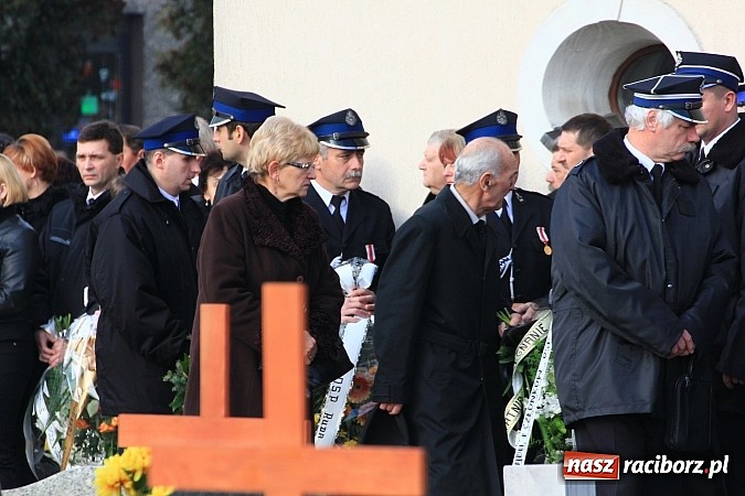 Zdjęcie w galerii na portalu naszraciborz.pl: Ostatnie pożegnanie śp. Mariusza Pendzicha, sołtysa Nędzy i naczelnika OSP wiadomości z regionu