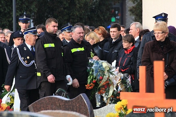 Zdjęcie w galerii na portalu naszraciborz.pl: Ostatnie pożegnanie śp. Mariusza Pendzicha, sołtysa Nędzy i naczelnika OSP wiadomości z regionu