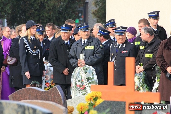 Zdjęcie w galerii na portalu naszraciborz.pl: Ostatnie pożegnanie śp. Mariusza Pendzicha, sołtysa Nędzy i naczelnika OSP wiadomości z regionu