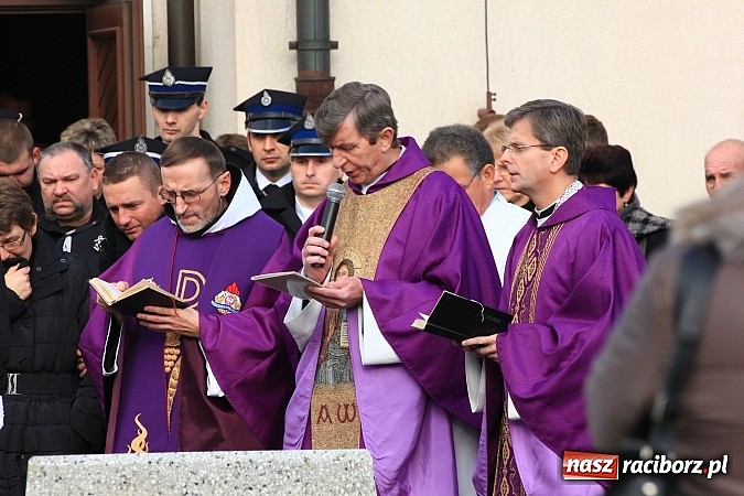 Zdjęcie w galerii na portalu naszraciborz.pl: Ostatnie pożegnanie śp. Mariusza Pendzicha, sołtysa Nędzy i naczelnika OSP wiadomości z regionu