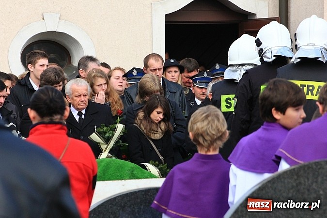 Zdjęcie w galerii na portalu naszraciborz.pl: Ostatnie pożegnanie śp. Mariusza Pendzicha, sołtysa Nędzy i naczelnika OSP wiadomości z regionu
