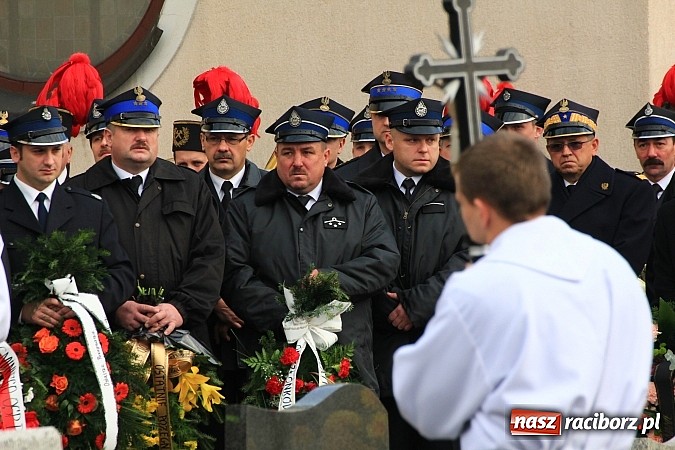 Zdjęcie w galerii na portalu naszraciborz.pl: Ostatnie pożegnanie śp. Mariusza Pendzicha, sołtysa Nędzy i naczelnika OSP wiadomości z regionu