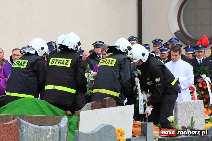 Zdjęcie w galerii na portalu naszraciborz.pl: Ostatnie pożegnanie śp. Mariusza Pendzicha, sołtysa Nędzy i naczelnika OSP wiadomości z regionu