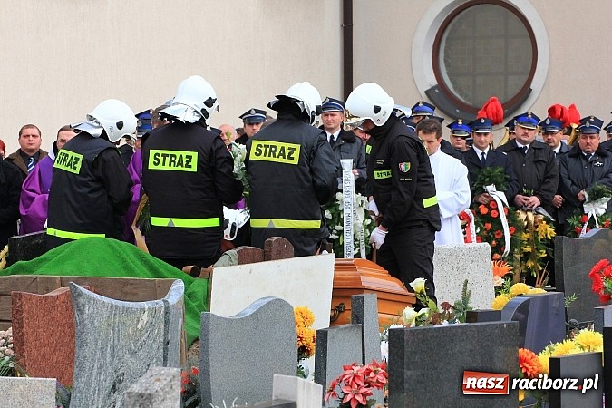 Zdjęcie w galerii na portalu naszraciborz.pl: Ostatnie pożegnanie śp. Mariusza Pendzicha, sołtysa Nędzy i naczelnika OSP wiadomości z regionu
