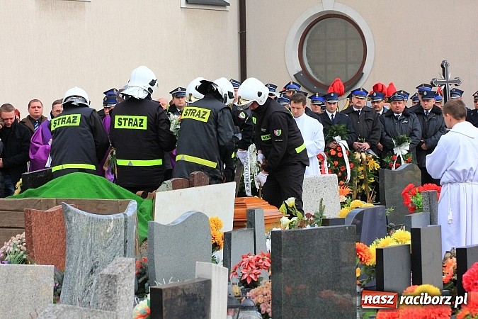 Zdjęcie w galerii na portalu naszraciborz.pl: Ostatnie pożegnanie śp. Mariusza Pendzicha, sołtysa Nędzy i naczelnika OSP wiadomości z regionu