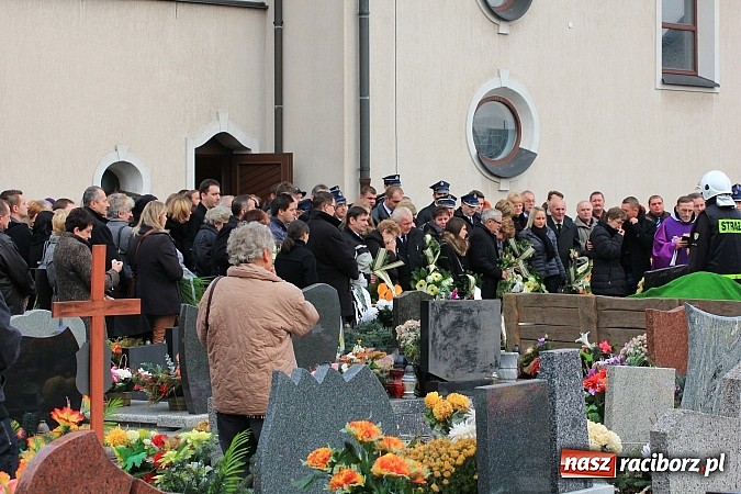Zdjęcie w galerii na portalu naszraciborz.pl: Ostatnie pożegnanie śp. Mariusza Pendzicha, sołtysa Nędzy i naczelnika OSP wiadomości z regionu