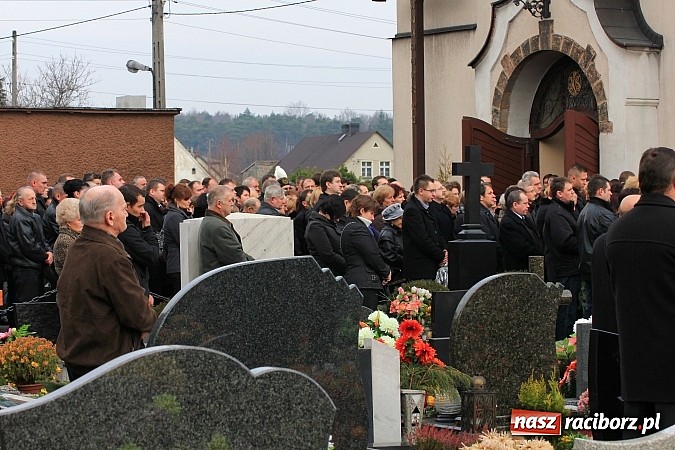 Zdjęcie w galerii na portalu naszraciborz.pl: Ostatnie pożegnanie śp. Mariusza Pendzicha, sołtysa Nędzy i naczelnika OSP wiadomości z regionu