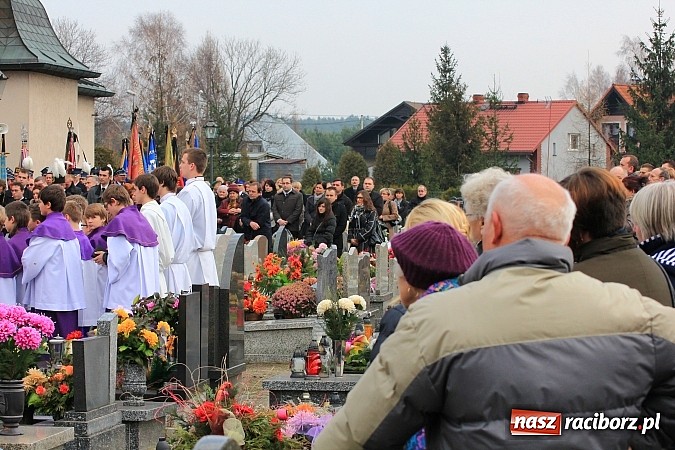 Zdjęcie w galerii na portalu naszraciborz.pl: Ostatnie pożegnanie śp. Mariusza Pendzicha, sołtysa Nędzy i naczelnika OSP wiadomości z regionu