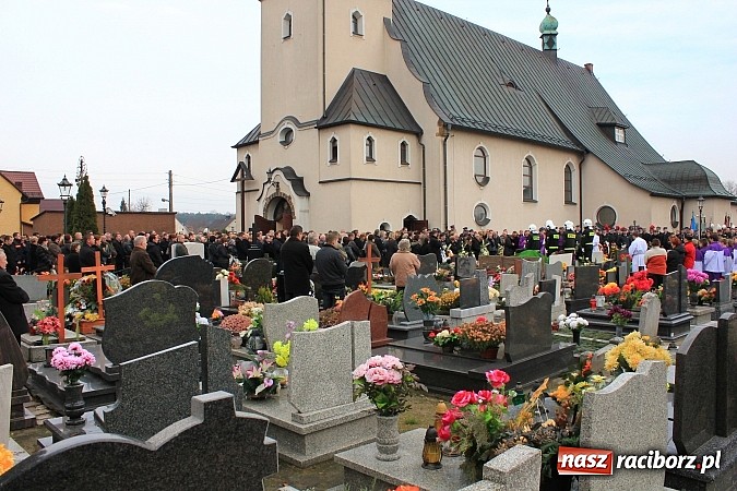 Zdjęcie w galerii na portalu naszraciborz.pl: Ostatnie pożegnanie śp. Mariusza Pendzicha, sołtysa Nędzy i naczelnika OSP wiadomości z regionu