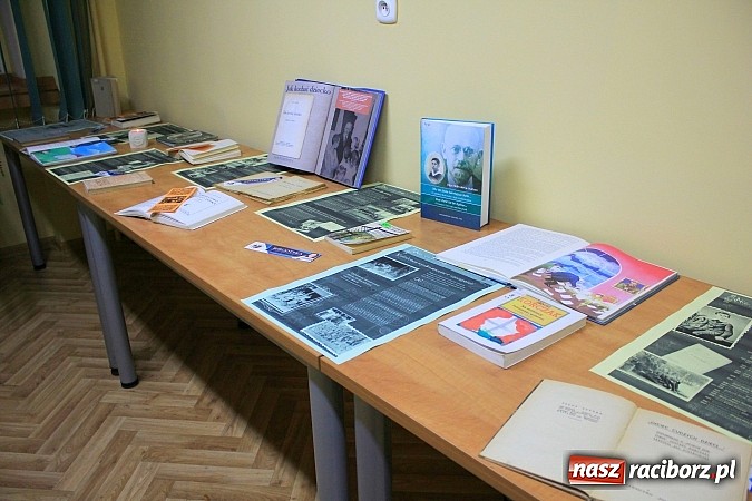 Zdjęcie w galerii na portalu naszraciborz.pl: Studenci uczcili pamieć Janusza Korczaka wiadomości z regionu