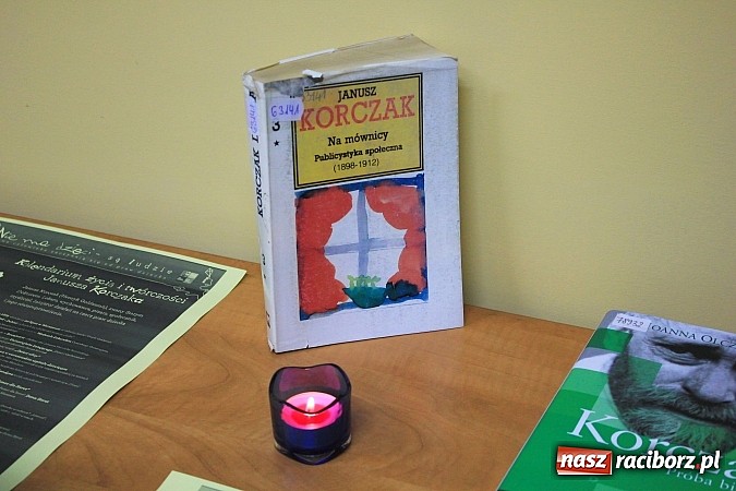 Zdjęcie w galerii na portalu naszraciborz.pl: Studenci uczcili pamieć Janusza Korczaka wiadomości z regionu