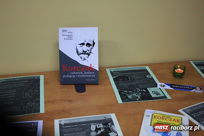 Zdjęcie w galerii na portalu naszraciborz.pl: Studenci uczcili pamieć Janusza Korczaka wiadomości z regionu