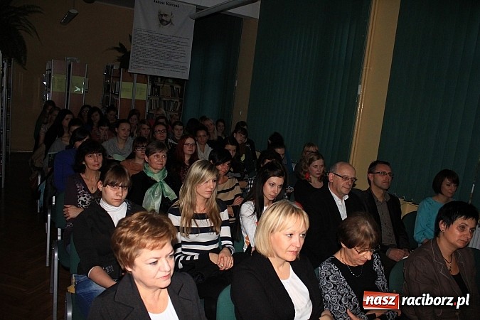 Zdjęcie w galerii na portalu naszraciborz.pl: Studenci uczcili pamieć Janusza Korczaka wiadomości z regionu