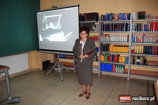 Zdjęcie w galerii na portalu naszraciborz.pl: Studenci uczcili pamieć Janusza Korczaka wiadomości z regionu