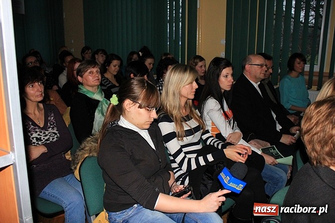 Zdjęcie w galerii na portalu naszraciborz.pl: Studenci uczcili pamieć Janusza Korczaka wiadomości z regionu