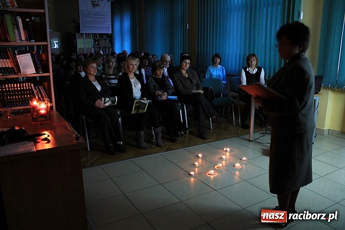 Zdjęcie w galerii na portalu naszraciborz.pl: Studenci uczcili pamieć Janusza Korczaka wiadomości z regionu