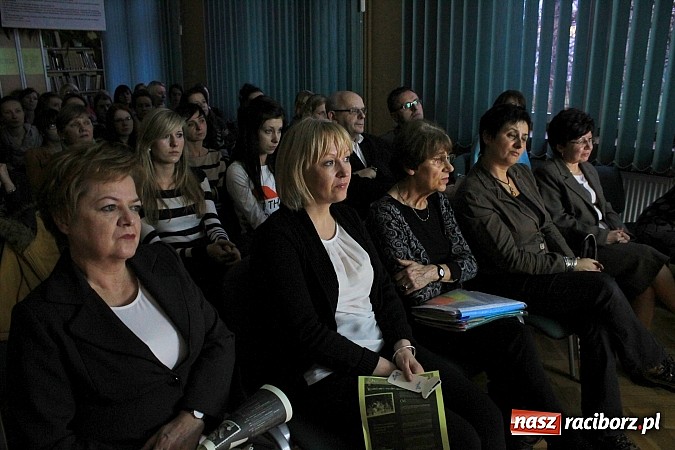 Zdjęcie w galerii na portalu naszraciborz.pl: Studenci uczcili pamieć Janusza Korczaka wiadomości z regionu