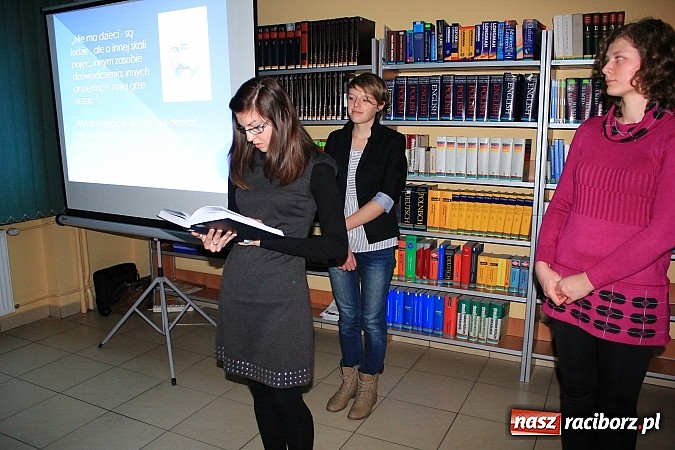 Zdjęcie w galerii na portalu naszraciborz.pl: Studenci uczcili pamieć Janusza Korczaka wiadomości z regionu