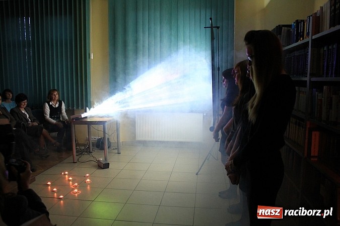 Zdjęcie w galerii na portalu naszraciborz.pl: Studenci uczcili pamieć Janusza Korczaka wiadomości z regionu