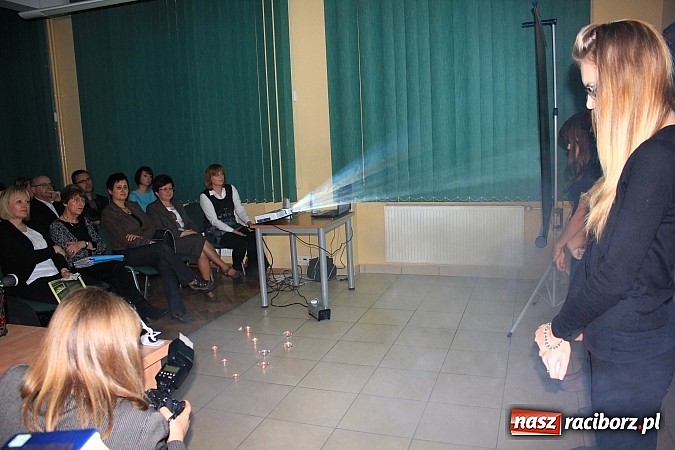 Zdjęcie w galerii na portalu naszraciborz.pl: Studenci uczcili pamieć Janusza Korczaka wiadomości z regionu