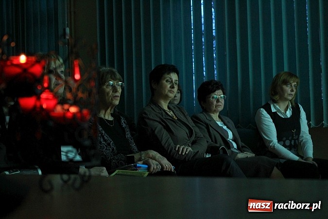 Zdjęcie w galerii na portalu naszraciborz.pl: Studenci uczcili pamieć Janusza Korczaka wiadomości z regionu