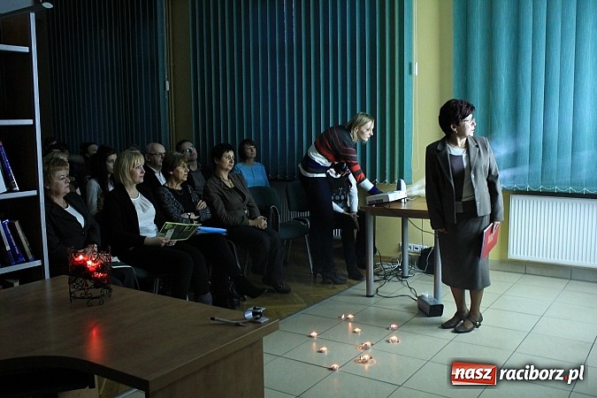 Zdjęcie w galerii na portalu naszraciborz.pl: Studenci uczcili pamieć Janusza Korczaka wiadomości z regionu