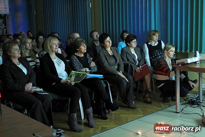 Zdjęcie w galerii na portalu naszraciborz.pl: Studenci uczcili pamieć Janusza Korczaka wiadomości z regionu