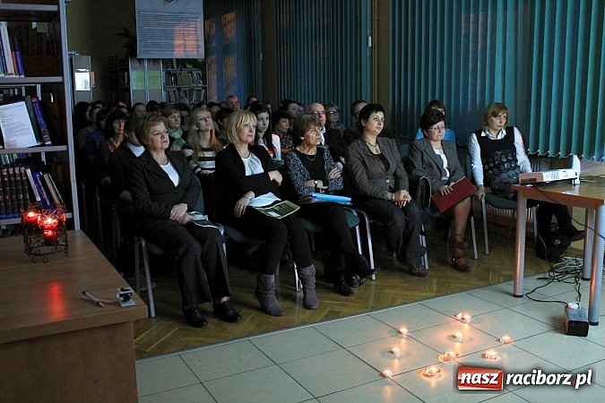 Zdjęcie w galerii na portalu naszraciborz.pl: Studenci uczcili pamieć Janusza Korczaka wiadomości z regionu