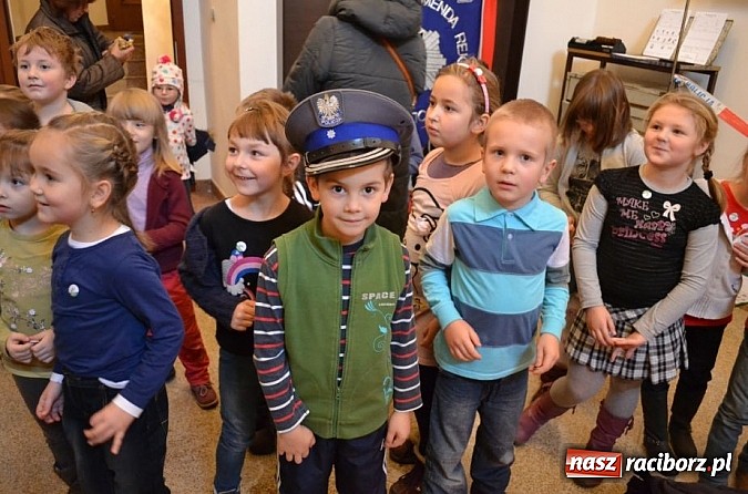 Zdjęcie w galerii na portalu naszraciborz.pl: Dotknęły zęba mamuta i czaszki wilka wiadomości z regionu