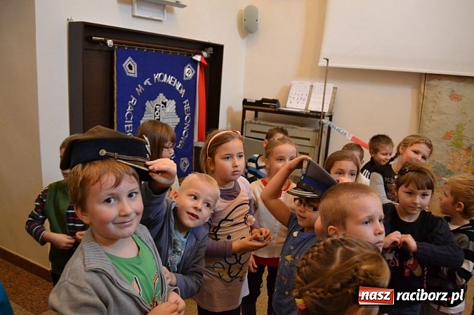 Zdjęcie w galerii na portalu naszraciborz.pl: Dotknęły zęba mamuta i czaszki wilka wiadomości z regionu