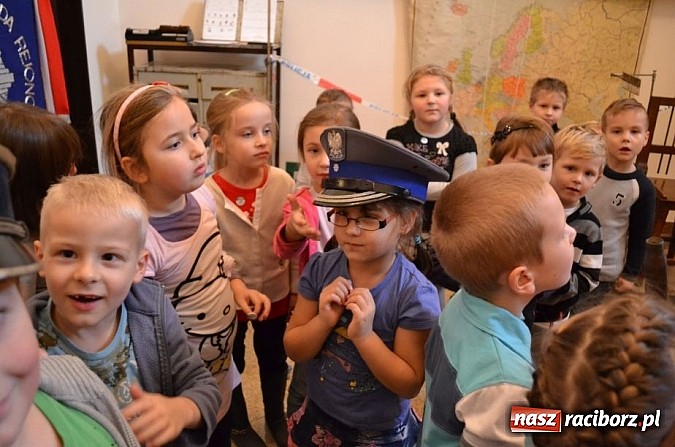 Zdjęcie w galerii na portalu naszraciborz.pl: Dotknęły zęba mamuta i czaszki wilka wiadomości z regionu