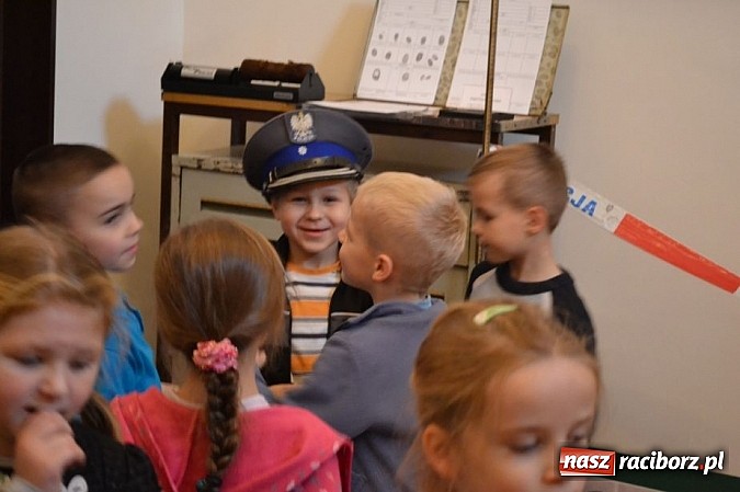 Zdjęcie w galerii na portalu naszraciborz.pl: Dotknęły zęba mamuta i czaszki wilka wiadomości z regionu