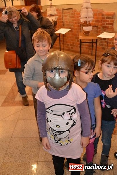 Zdjęcie w galerii na portalu naszraciborz.pl: Dotknęły zęba mamuta i czaszki wilka wiadomości z regionu